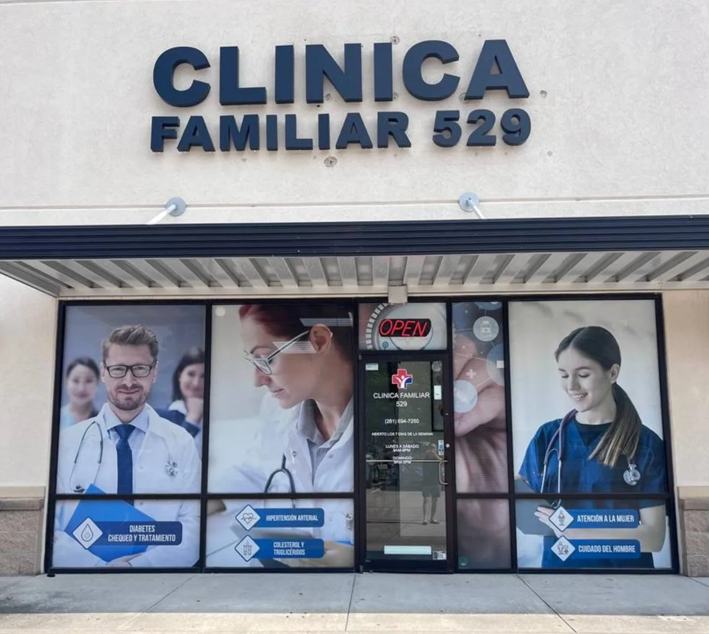 Fachada de Clínica Hispana Familiar 529 en 15003 FM 529 B, Houston TX, con el cartel de la clínica
